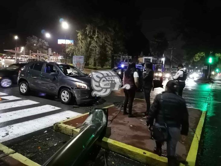 Camioneta pierde el control y derriba semáforo en Orizaba, no hubo lesionados