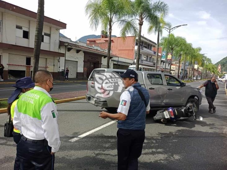 Accidente entre camioneta y motoneta en Orizaba deja un hombre lesionado