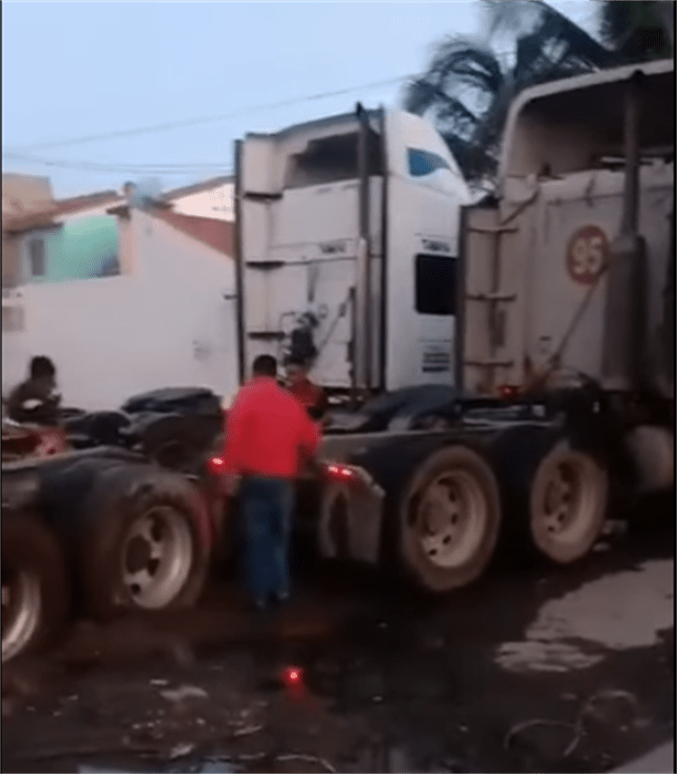 Tráiler y camioneta caen en socavón que se formó en fraccionamiento de Veracruz