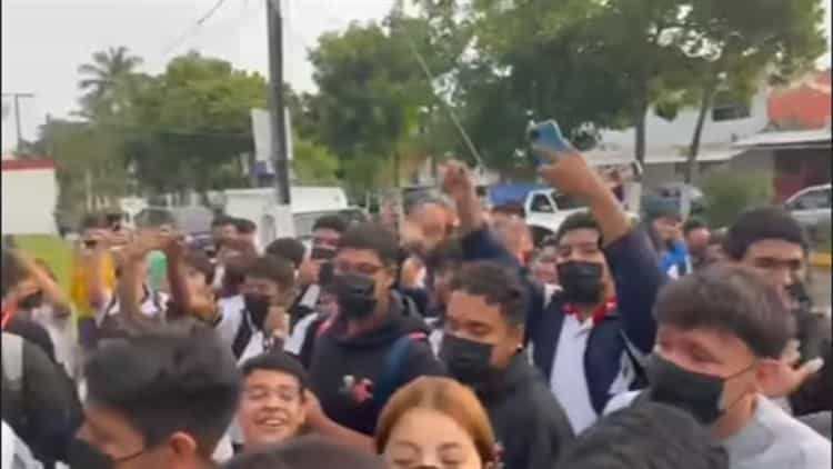 Denuncian discriminación en CBTis de Boca del Río; no dejan entrar con cabello largo