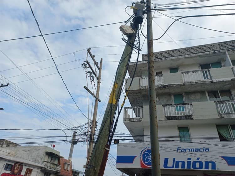 Preocupa poste de Telmex a punto de caer en el centro de Veracruz