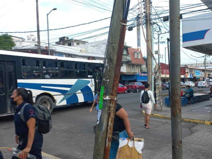 Preocupa poste de Telmex a punto de caer en el centro de Veracruz