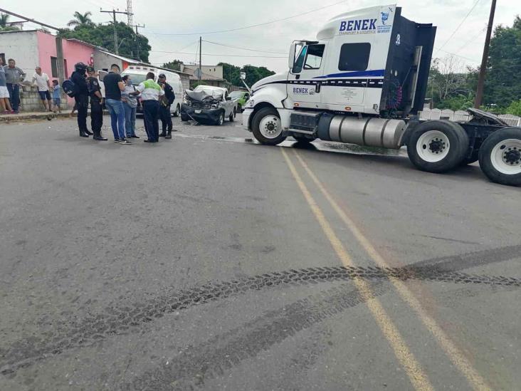 Tráiler se impacta contra camioneta sobre carretera estatal Oluta-Soledad de Doblado
