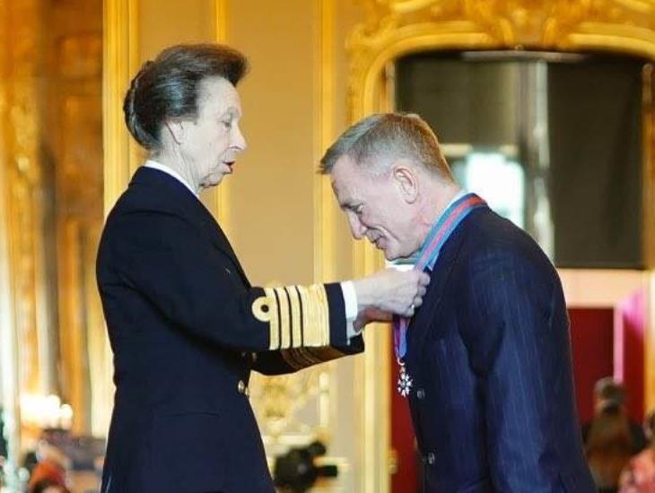 Daniel Craig recibe misma condecoración que el Agente James Bond
