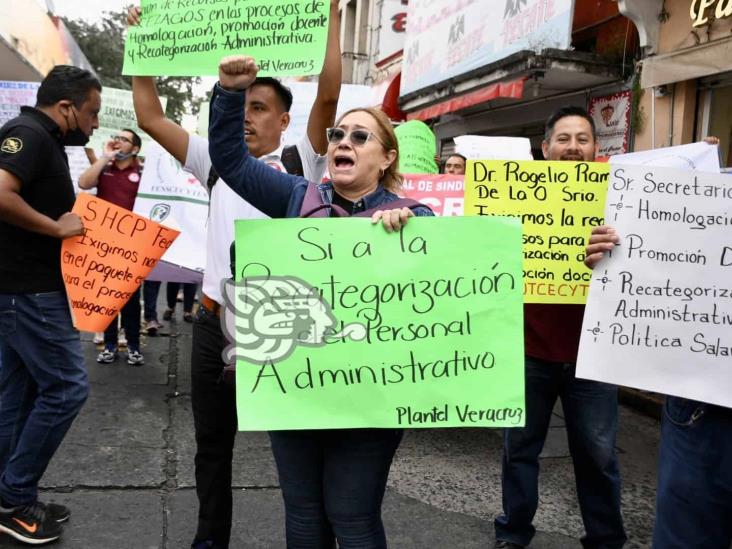 Cecytes en Xalapa se une a movilización nacional; protestan frente al SAT (+Video)