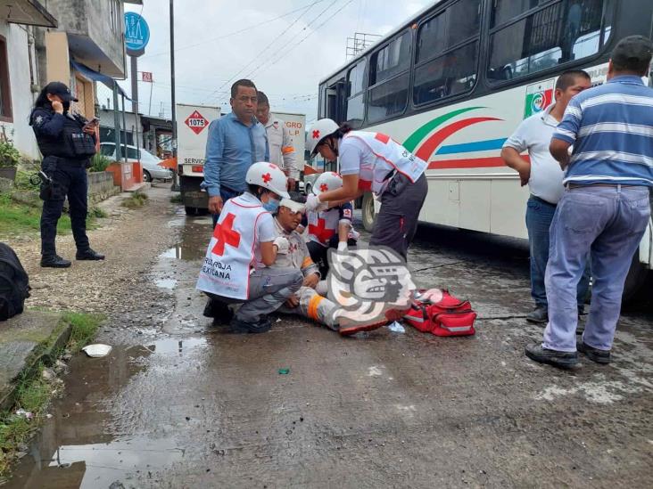 En Córdoba, autobús arrolló a gasero que quiso ganarle el paso