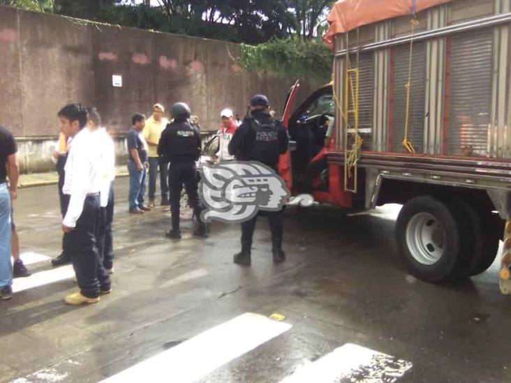 Encontronazo entre camioneta y motociclista en Río Blanco; hay un lesionado