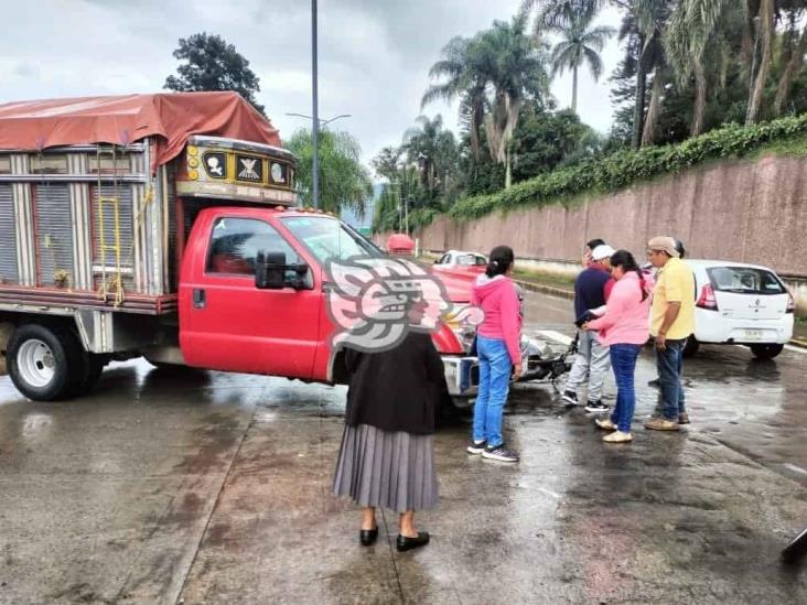 Encontronazo entre camioneta y motociclista en Río Blanco; hay un lesionado