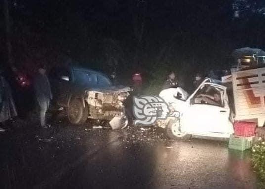 Choque frontal de camionetas en Totutla deja dos heridos