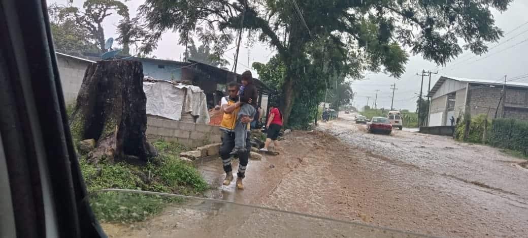 Por lluvias, 6 viviendas de Atzacan resultaron afectadas
