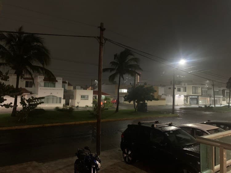 Sorprende aguacero en Veracruz; se sienten efectos del Frente Frío(+Video)