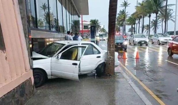 Auto se estampa contra restaurante en bulevar de Veracruz