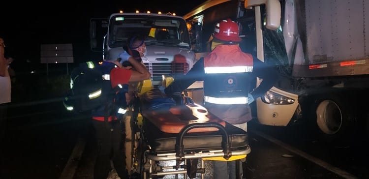 Accidente múltiple sobre la carretera Tinaja-Cosoleacaque deja varios heridos