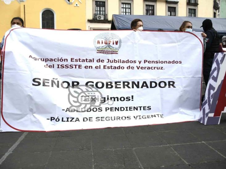 Pensionados se manifiestan en centro de Xalapa; exigen pagos