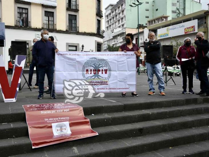 Pensionados se manifiestan en centro de Xalapa; exigen pagos