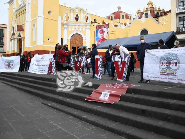 Pensionados se manifiestan en centro de Xalapa; exigen pagos