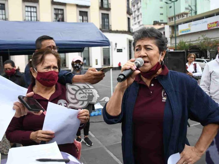 Pensionados se manifiestan en centro de Xalapa; exigen pagos