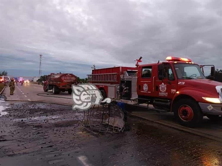 Se incendian tráileres en autopista Veracruz-Córdoba; hay un fallecido