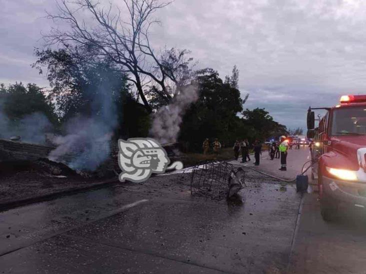 Se incendian tráileres en autopista Veracruz-Córdoba; hay un fallecido