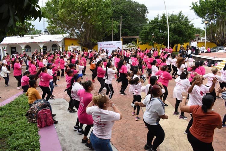 Cientos de mujeres participaron en el Zumbatón Rosa en Medellín de Bravo