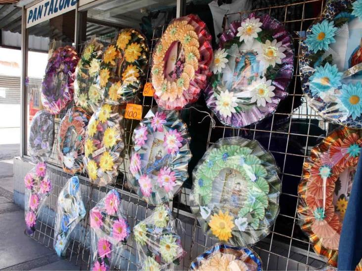 Comerciantes alistan las coronas para el Día de Todos Santos en Cardel