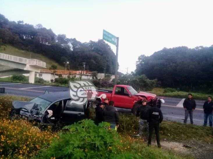 Choque de dos camionetas deja dos lesionados en Rafael Lucio
