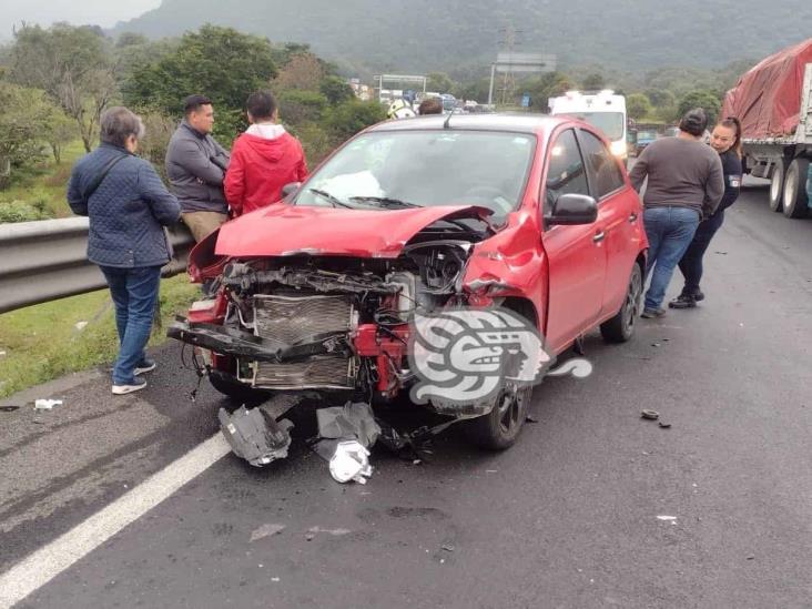 Veloz automovilista chocó contra muro de contención en la Orizaba-Nogales