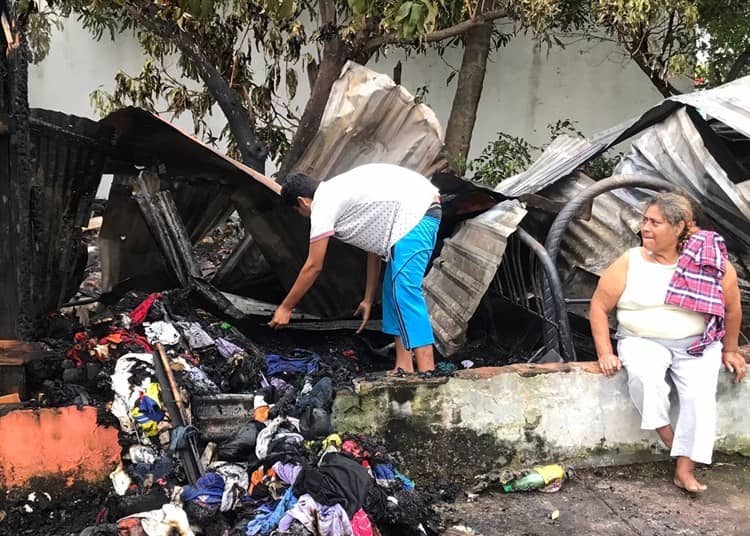 Madre e hijo pierden su casa de madera al incendiarse en la colonia Chapultepec en Veracruz