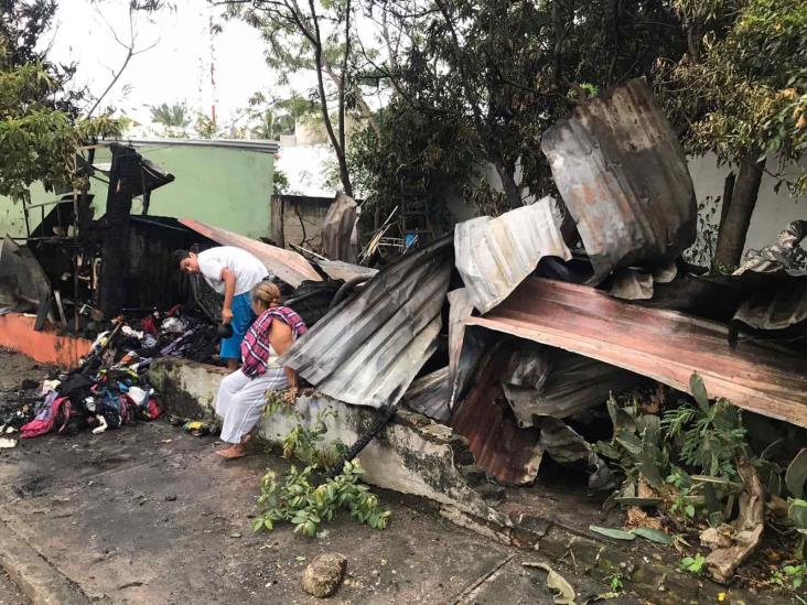 Madre e hijo pierden su casa de madera al incendiarse en la colonia Chapultepec en Veracruz