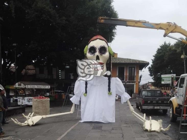 Instalan monumental catrina en centro de Coatepec; representa a cortadora de café