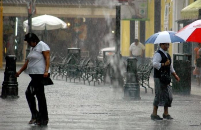 Por Depresión Tropical Doce-E, fuertes lluvias en 10 estados; en Veracruz, chubascos