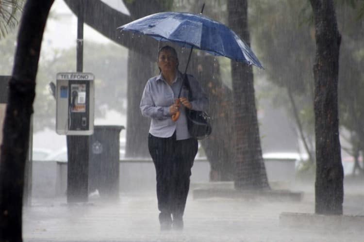 Por Depresión Tropical Doce-E, fuertes lluvias en 10 estados; en Veracruz, chubascos