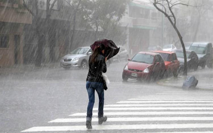 Por Depresión Tropical Doce-E, fuertes lluvias en 10 estados; en Veracruz, chubascos