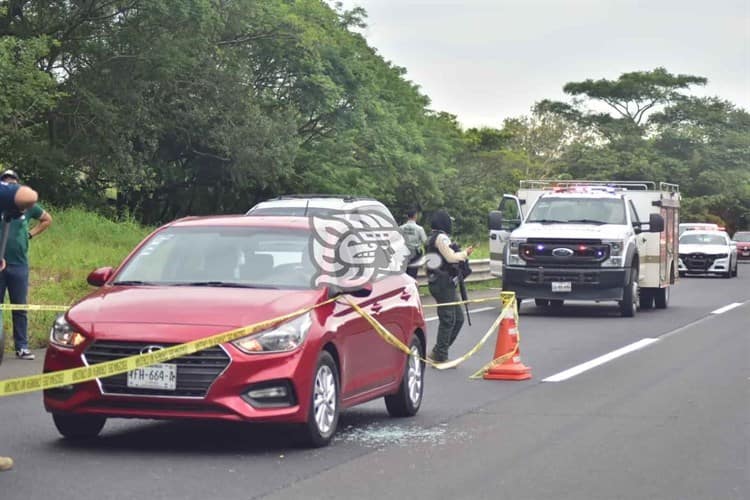 Disparan contra profesora durante asalto en autopista de Acayucan 