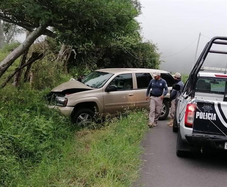 Por imprudencia, camioneta contra poste en Tepetlán; conductor sale ileso