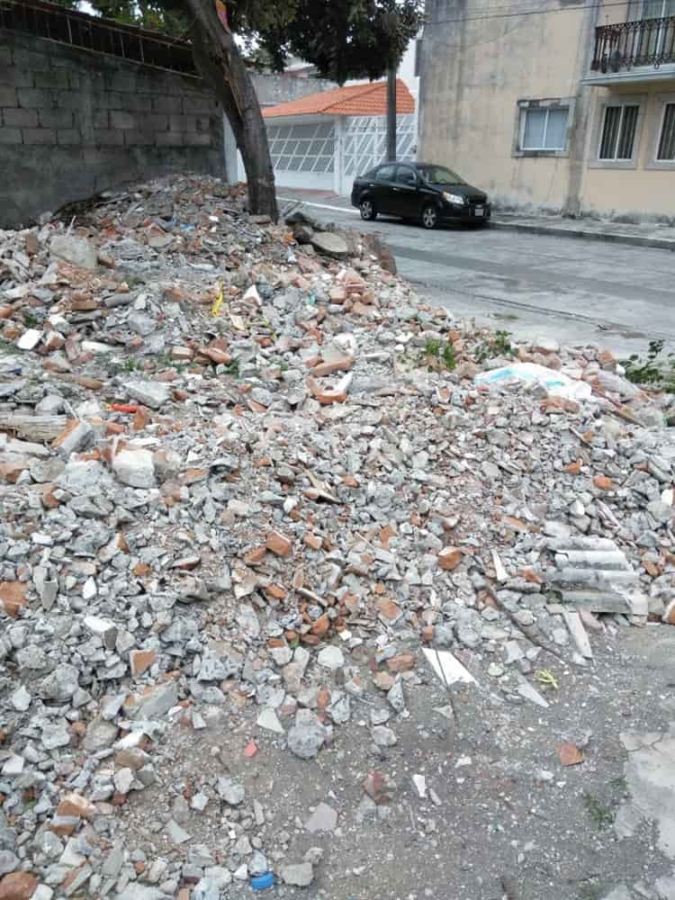 Terreno baldío con basura y escombros “aqueja” a los vecinos de la colonia Revolución en Boca del Río