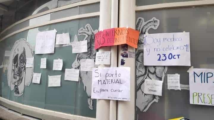 Protestan médicos internos del Hospital Civil Luis F. Nachón, en Xalapa