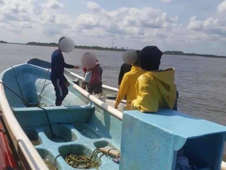 Rescata Semar a tres pescadores en límites de Veracruz y Tabasco