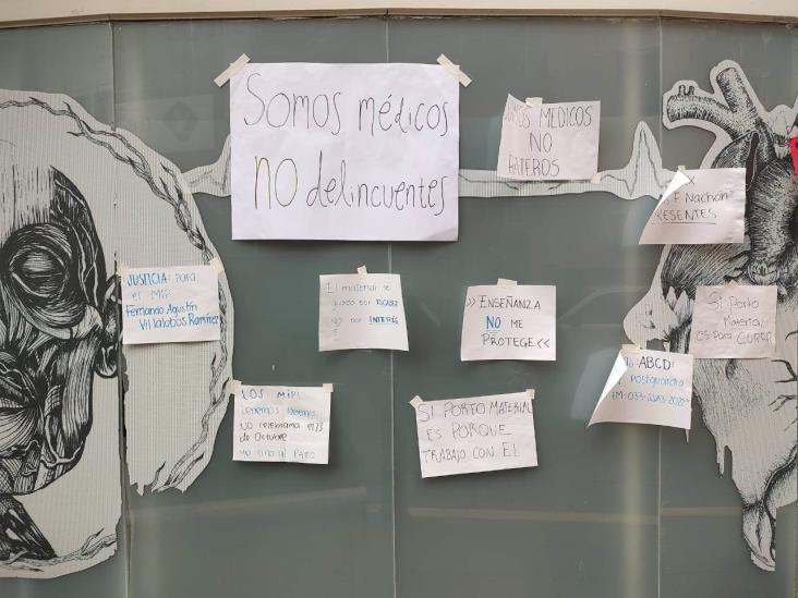 Protestan médicos internos del Hospital Civil Luis F. Nachón, en Xalapa
