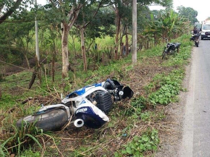 ¡Por un bache! Derrapa motociclista sobre la carretera federal Tuxtepec-Cosamaloapan