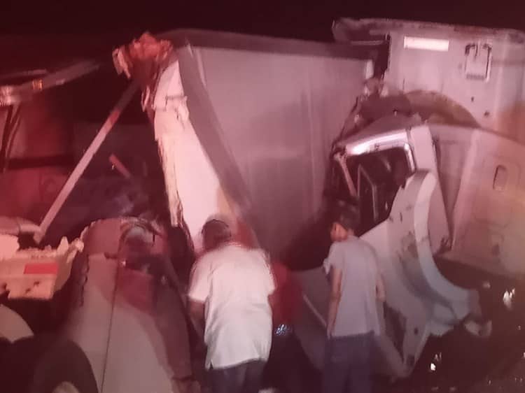 Choque entre 2 tráileres deja una persona sin vida en la autopista Cosamaloapan – La Tinaja