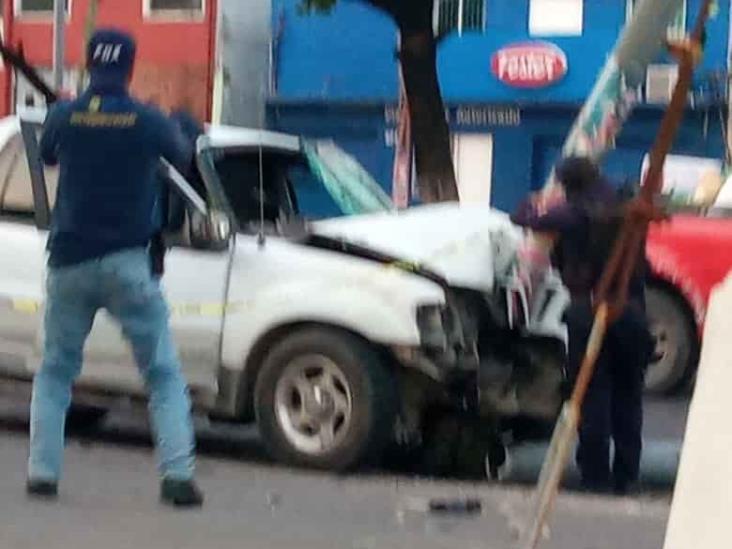 Pierde la vida tras chocar auto contra poste en la avenida Cuauhtémoc en Veracruz