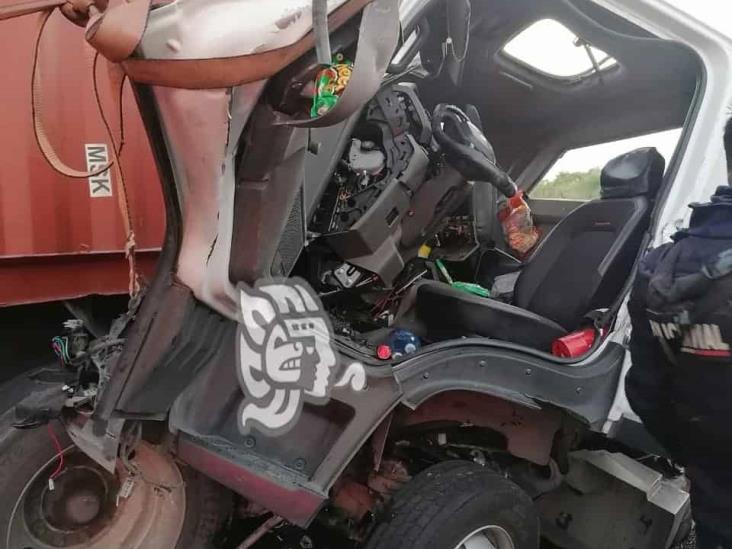 Choca camión contra tráiler en el libramiento de Plan del Río