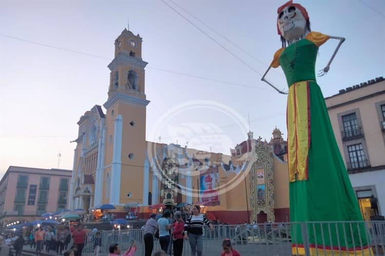 Instalan catrina monumental y altar en corazón de Xalapa