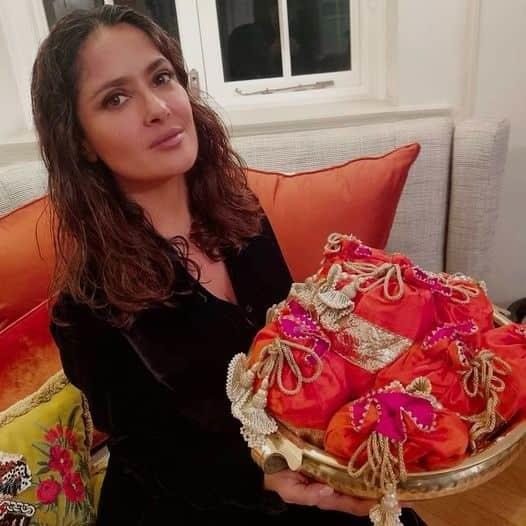 Salma Hayek se une a la celebración Indú Diwali