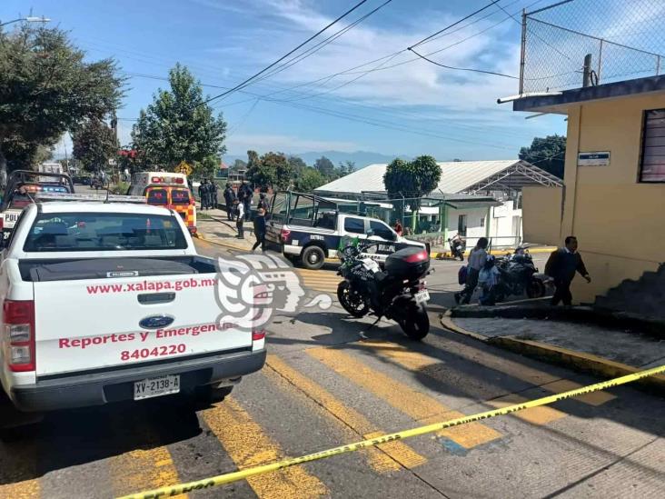 Camioneta vuelca y cae sobre el patio trasero de una escuela en Xalapa