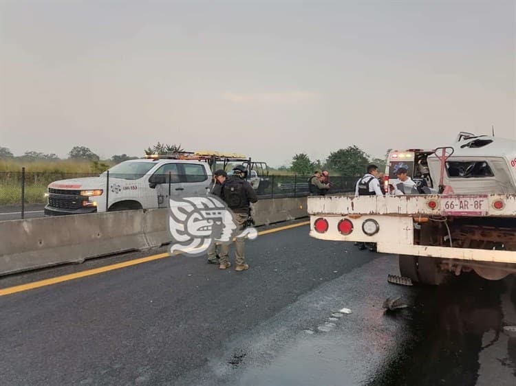 Choca camión contra tráiler en el libramiento de Plan del Río