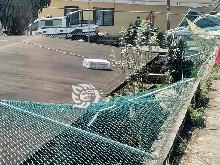 Camioneta vuelca y cae sobre el patio trasero de una escuela en Xalapa