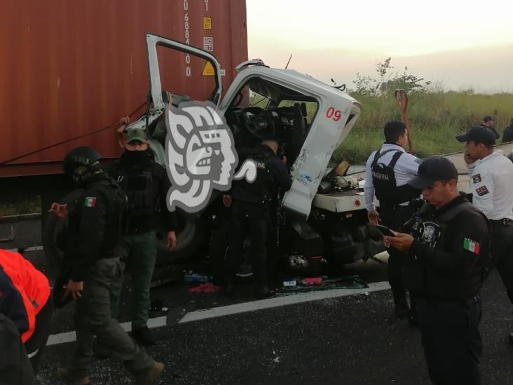 Choca camión contra tráiler en el libramiento de Plan del Río