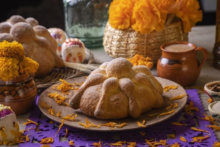 Panaderías de Veracruz aumentan producción de pan de muerto por tradiciones